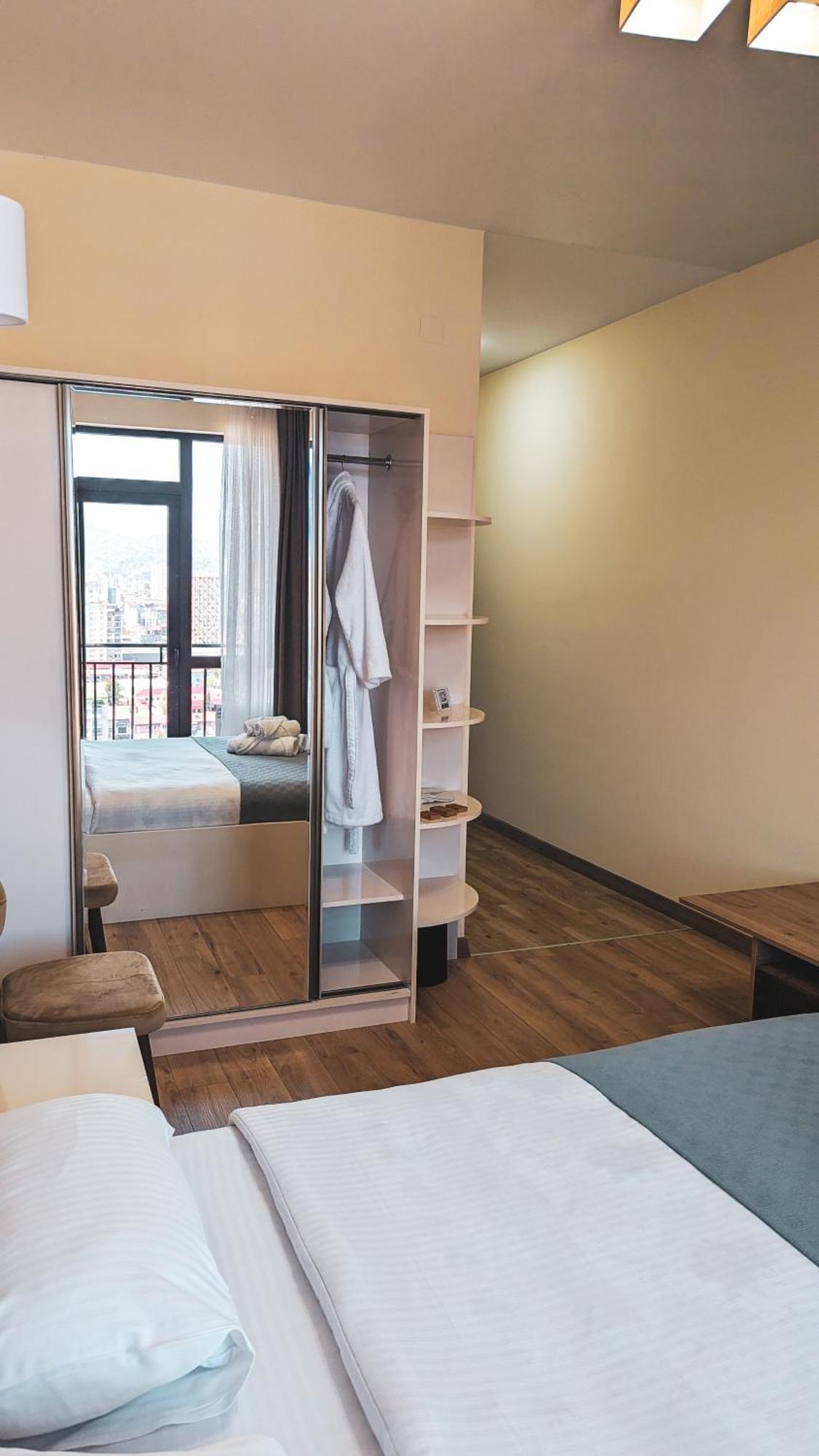 Gg Aparthotel Batumi Exteriör bild
